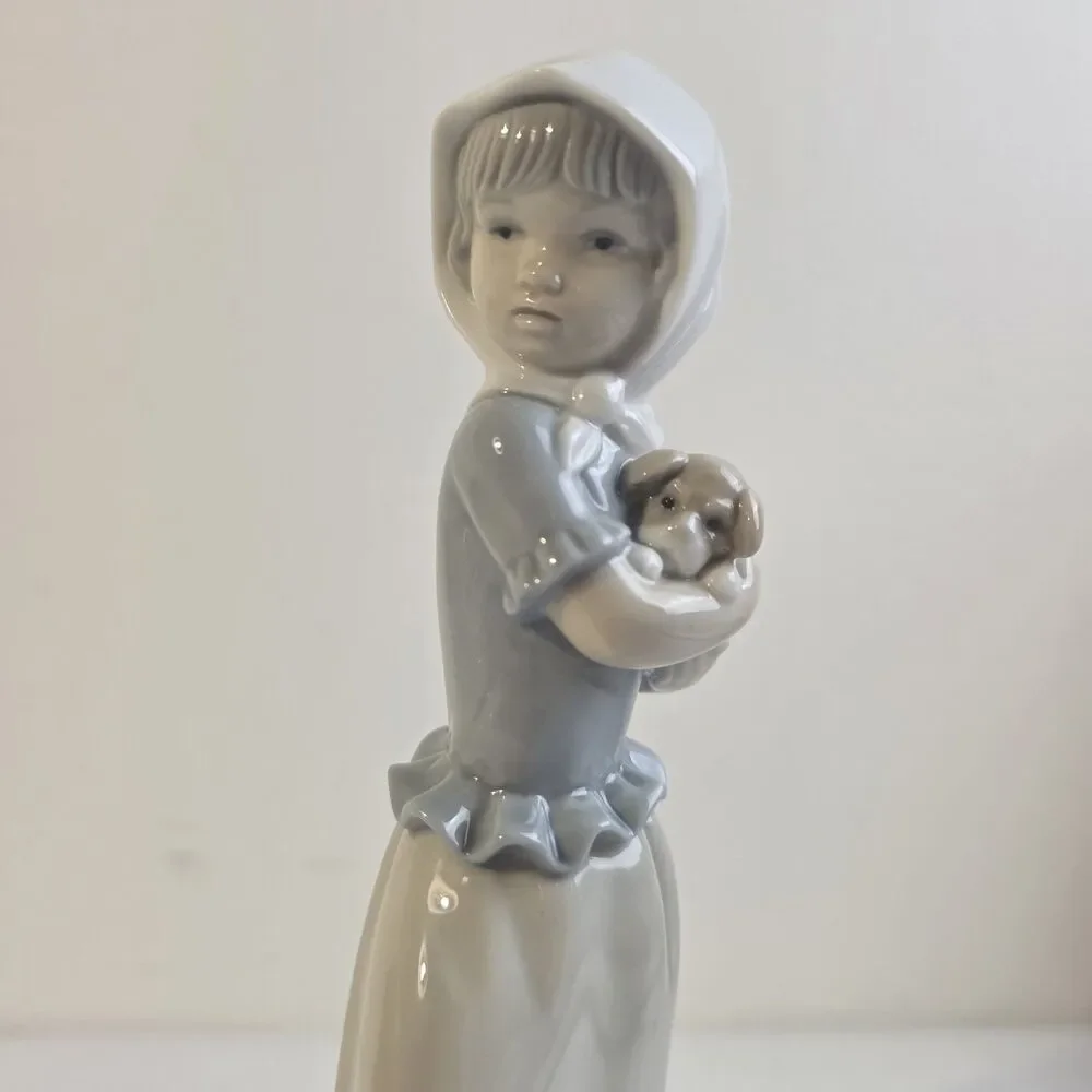 Nao Lladro Girl Holding Dog Basket Porcelain Figurine #170 Peasant Collectible